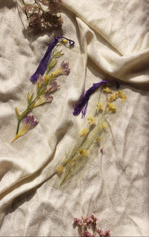 Marcador de Livros com Frésias e Flores de Cera