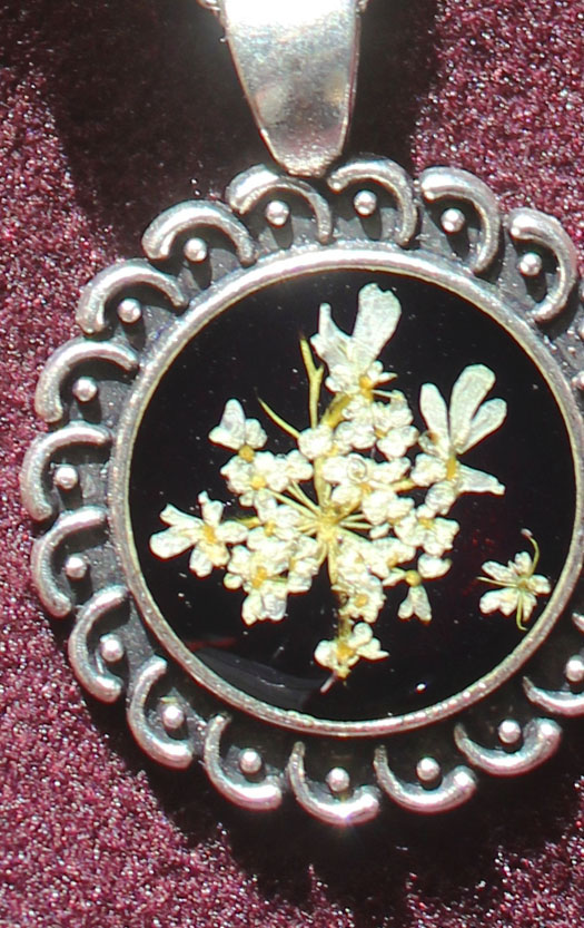 Pendente floral em medalha com resina