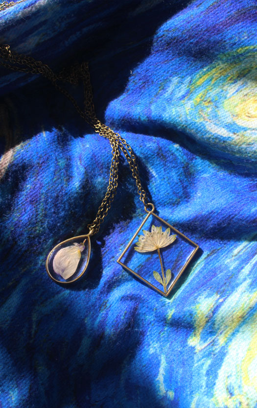 Pendente floral em resina com fio acobreado