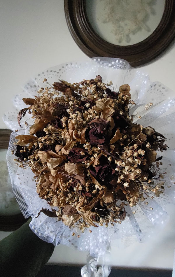 Bouquet de Noiva – Mini Rosas Vermelhas, Fetos e Vivaz